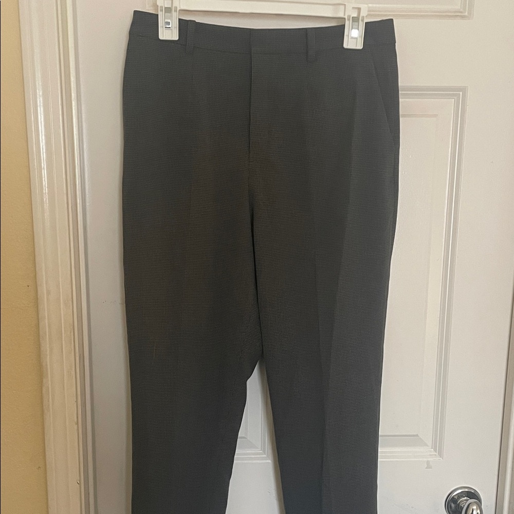 Women’s Straight Leg Pants in Grey Gingham from Uniqlo. Size 28-29z